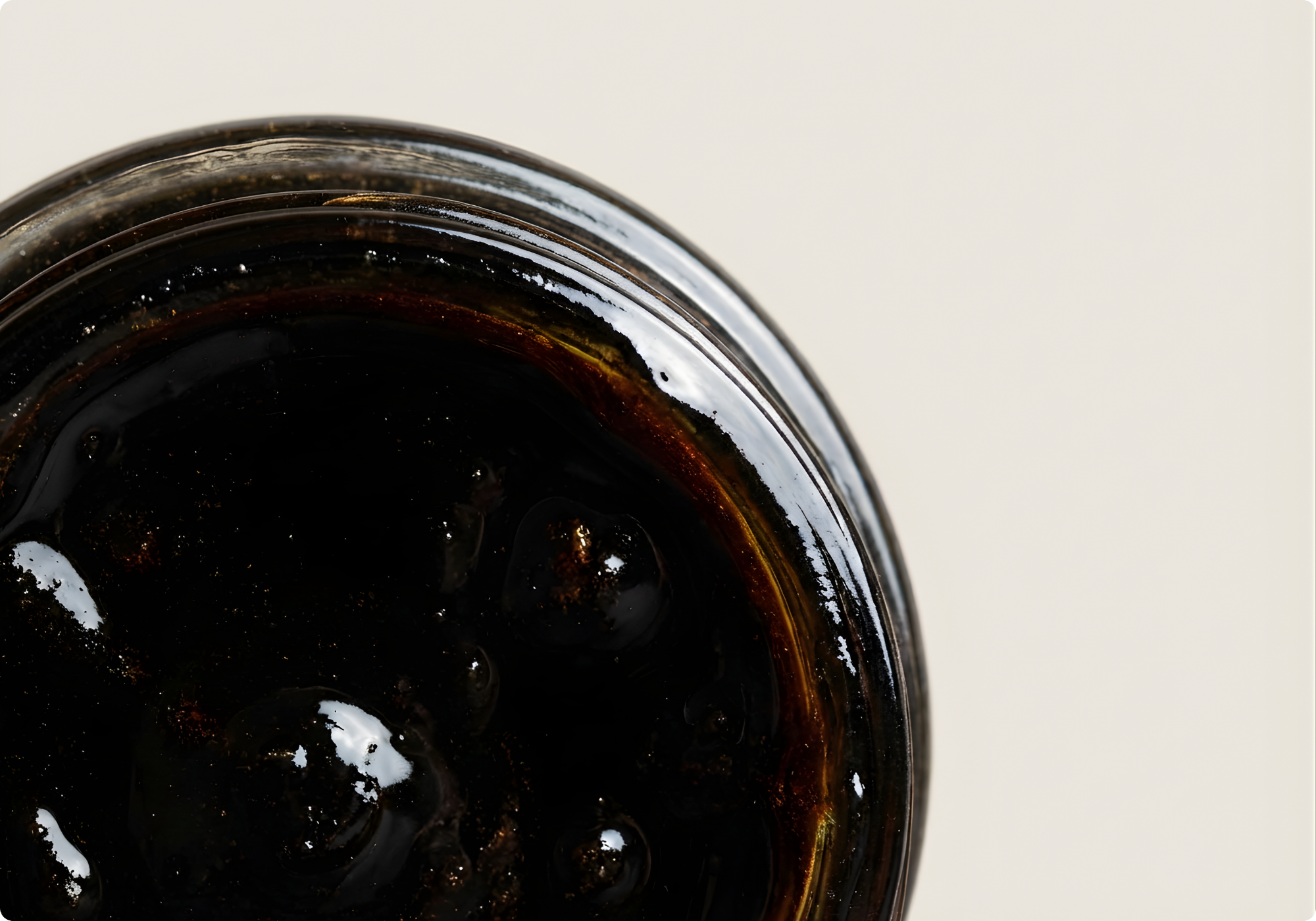 Arany fokozatú himalájai shilajit gyanta 5486 méteres magasságból magas fulvosav tartalommal.